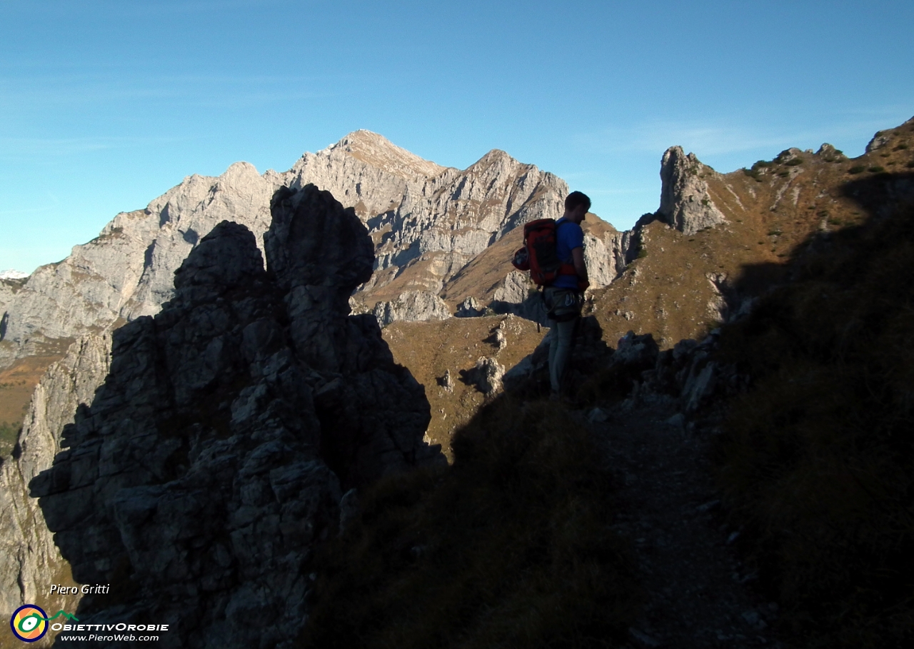 60 Oltre le ombre in Grignetta il sole in Grignone!.JPG